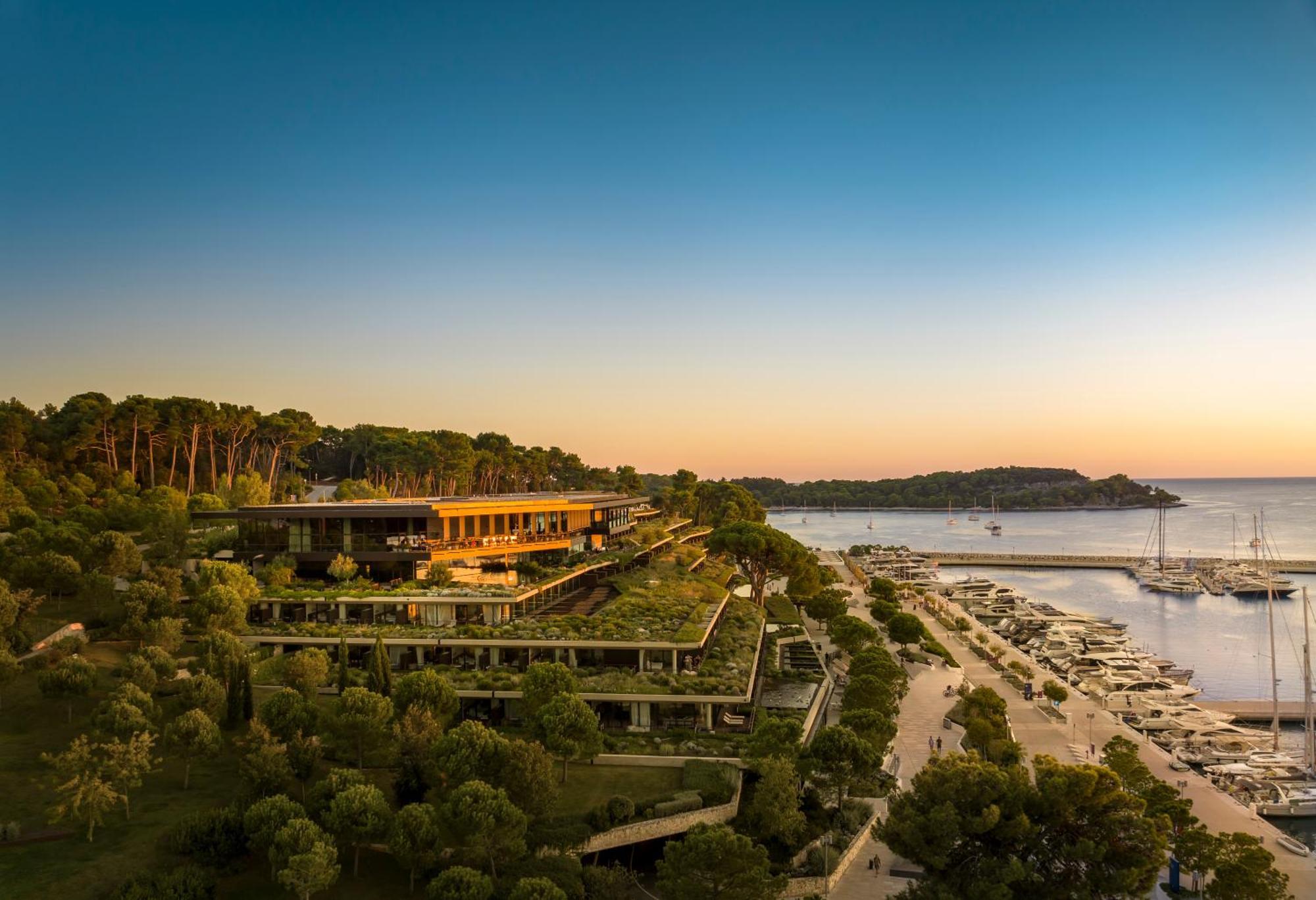 Grand Park Hotel Rovinj By Maistra Collection Esterno foto The hotel at sunset