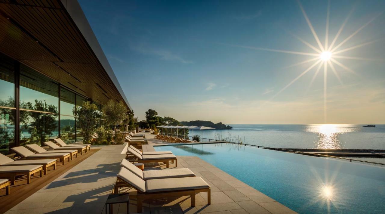 Grand Park Hotel Rovinj By Maistra Collection Esterno foto The hotel's infinity pool